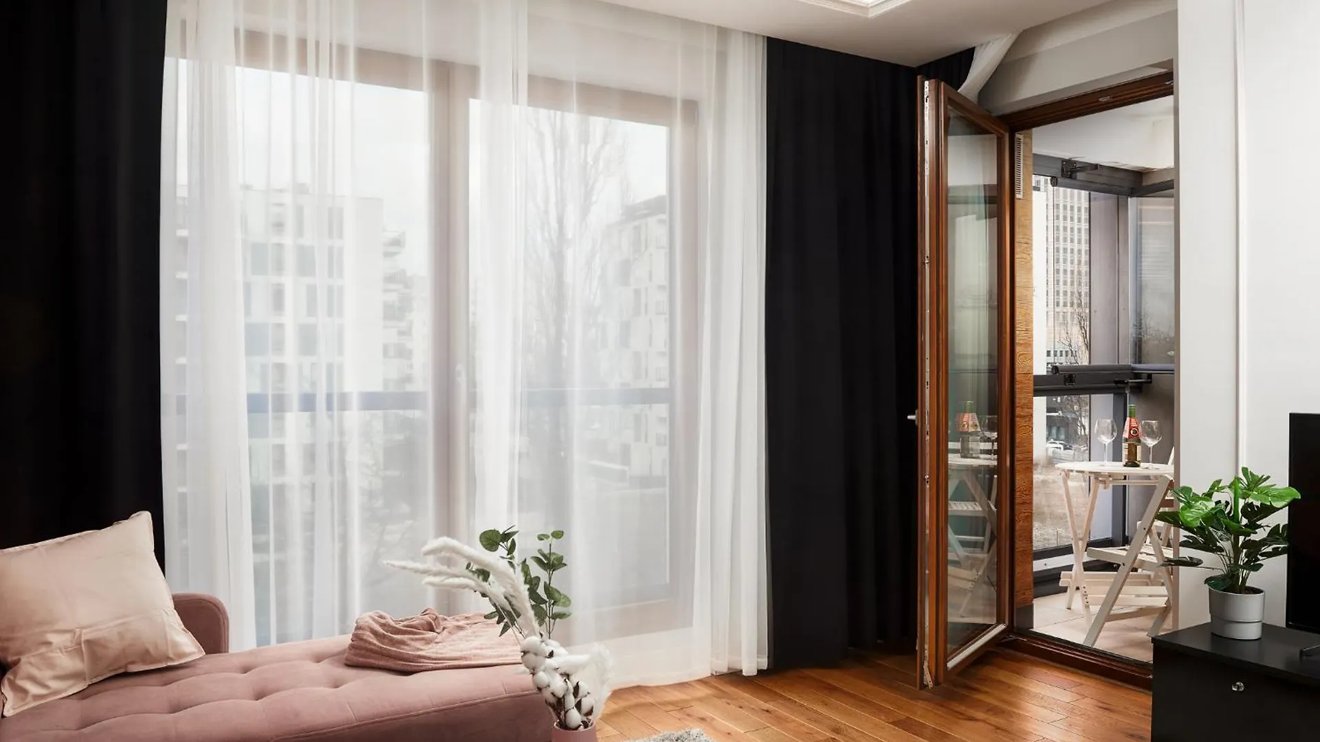 Lumina Apartment With Parking Near Muzeum Powstania Warsaw Poland