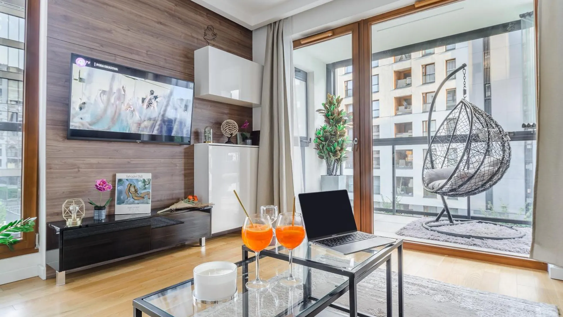 Lumina Apartment With Parking Near Muzeum Powstania location